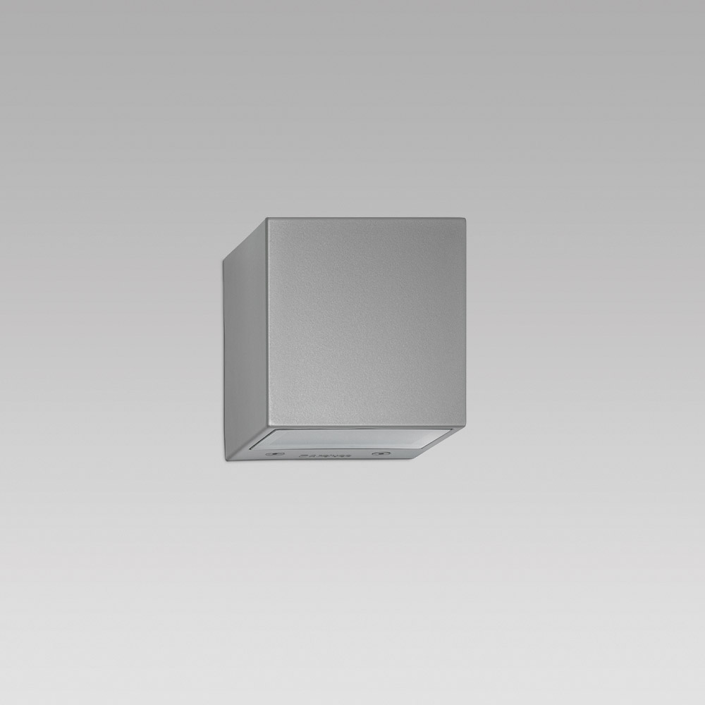 Apparecchio per l'illuminazione di facciate con ottica bidirezionale, dall'elegante design ellittico